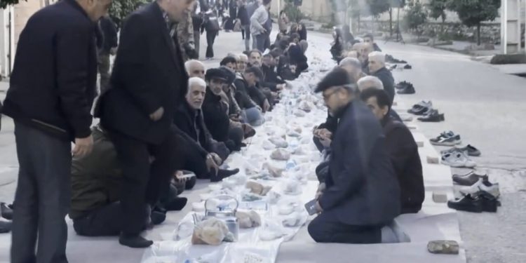 پهن شدن سفره یک کیلومتری افطاری در گلوگاه
