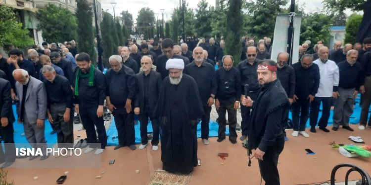 اقامه نماز ظهر عاشورای عزاداران حسینی در مازندران 