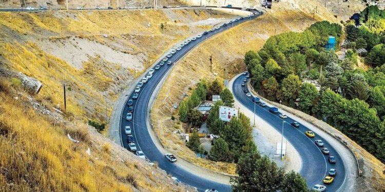 حدود ۷ کیلومتر از مسیرهای صعب‌العبور جاده هراز امسال چهار خطه می‌شود