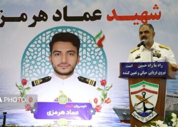 دریادار ایرانی: به‌زودی در دریا به دشمنان درسی خواهیم داد که فرصت گریه کردن نداشته باشند