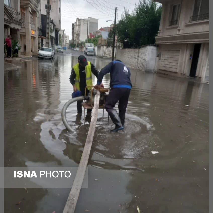 رفع ۳۰ مورد آب‌گرفتگی معابر شهری با تلاش گسترده تیم‌های عملیاتی شهرداری آمل 