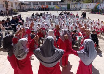 زنگ آغازسال تحصیلی همزمان با سراسر کشور در مدارس چهاردانگه نواخته شد