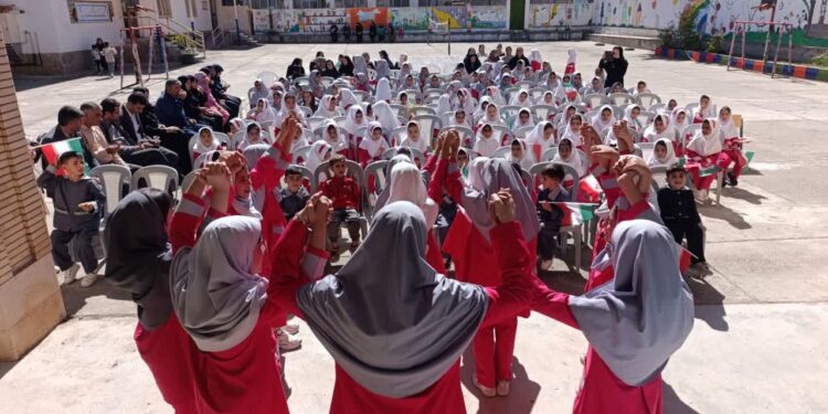 زنگ آغازسال تحصیلی همزمان با سراسر کشور در مدارس چهاردانگه نواخته شد