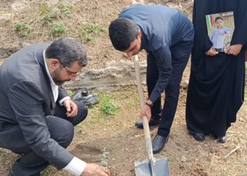 پیوند آموزش و مقاومت در بهشهر؛ کاشت ۱۶۸ نهال به یاد شهدای مدرسه میناب