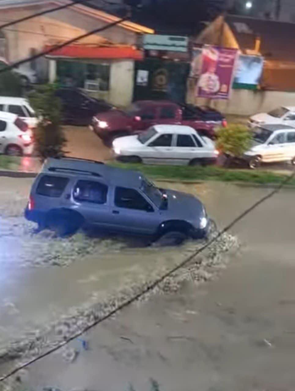 آبگرفتگی منازل و مغازه‌ها در سوادکوه شمالی / شکستگی پل و انسداد موقت مسیر تردد