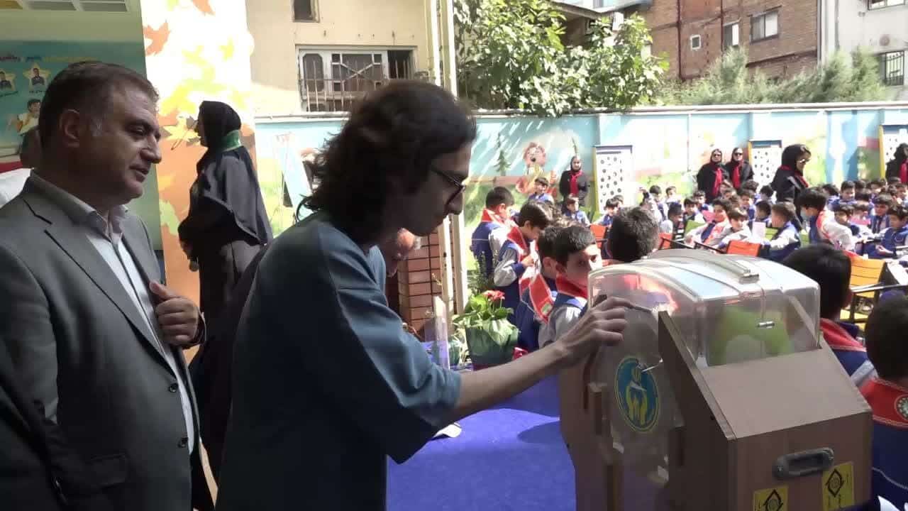 نخبه کنکوری آمل در «جشن عاطفه‌ها» به دانش‌آموزان نیازمند کمک کرد