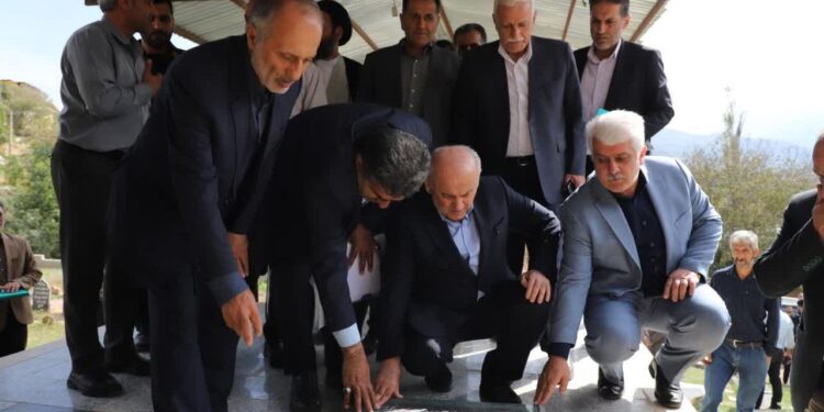 ادای احترام یونسی‌رستمی به شهدای سعیدآباد؛ استاندار مازندران بر مزار مطهر شهید امنیت حضور یافت