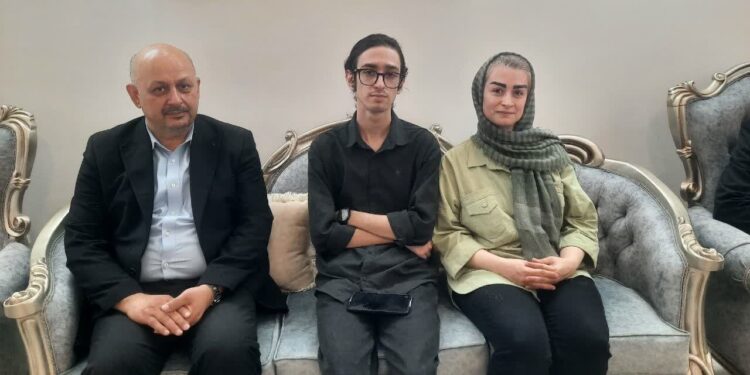 رتبه تک‌رقمی کنکور با ۸ تا ۱۰ ساعت درس خواندن و حمایت خانواده