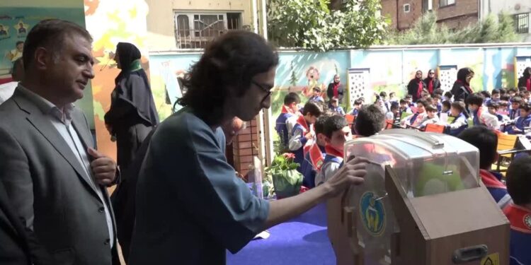 نخبه کنکوری آمل در «جشن عاطفه‌ها» به دانش‌آموزان نیازمند کمک کرد