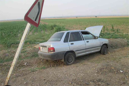 واژگونی یک دستگاه خودروی پراید در عبور کسوت
