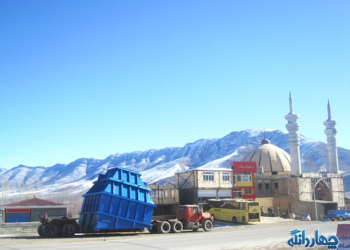 عبور خودروی حمل بار ترافیکی از پیکر بی جان محور ساری-سمنان