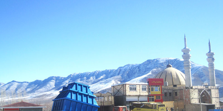 عبور خودروی حمل بار ترافیکی از پیکر بی جان محور ساری-سمنان