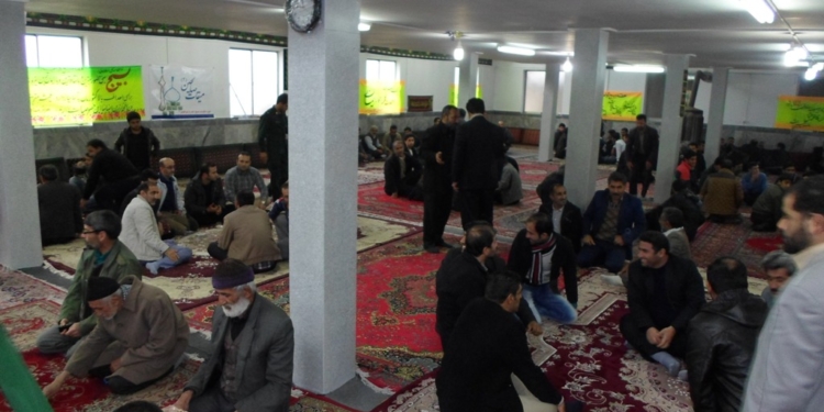 تشکیل حلقه صالحین و تقدیر از بسیجیان نمونه در نماز جمعه کیاسر+ تصاویر