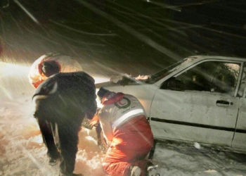 امدادرسانی به سرنشینان ۲ هزار و ۳۶ دستگاه خودرو در محاصره برف در مازندران