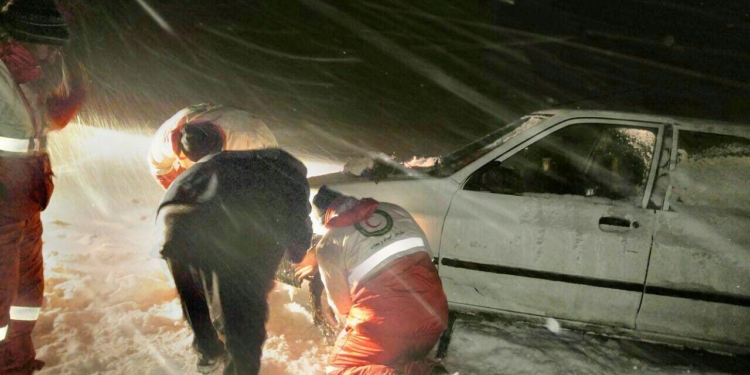 امدادرسانی به سرنشینان ۲ هزار و ۳۶ دستگاه خودرو در محاصره برف در مازندران