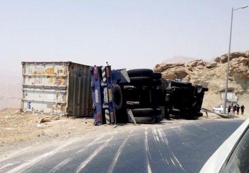 واژگونی یک دستگاه تریلی و لغزنده شدن سطح جاده با گازوئیل
