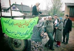 توزیع کود رایگان برای حمایت از کلزاکاران منطقه شویلاشت+تصاویر