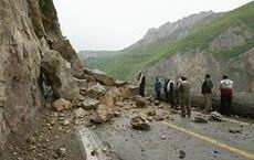ریزش کوه در بخشی از محور ساری-کیاسر و لزوم رعایت رانندگان
