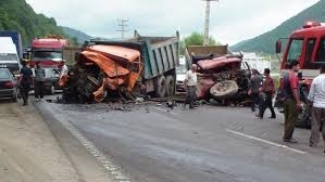 پایان خوش برای حادثه واژگونی کامیون بر روی وانت