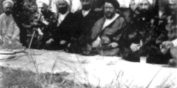 تصویر آیت الله اسدالله زمانی کیاسری در بین علمای شهر ساری ۱۳۳۳