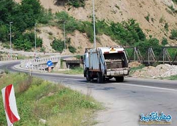انحراف ماشین حمل زباله و ریزش شیرابه زباله در مسیر ساری به کیاسر