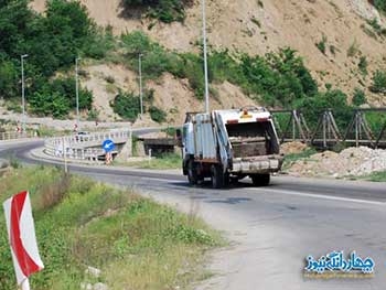 انحراف ماشین حمل زباله و ریزش شیرابه زباله در مسیر ساری به کیاسر